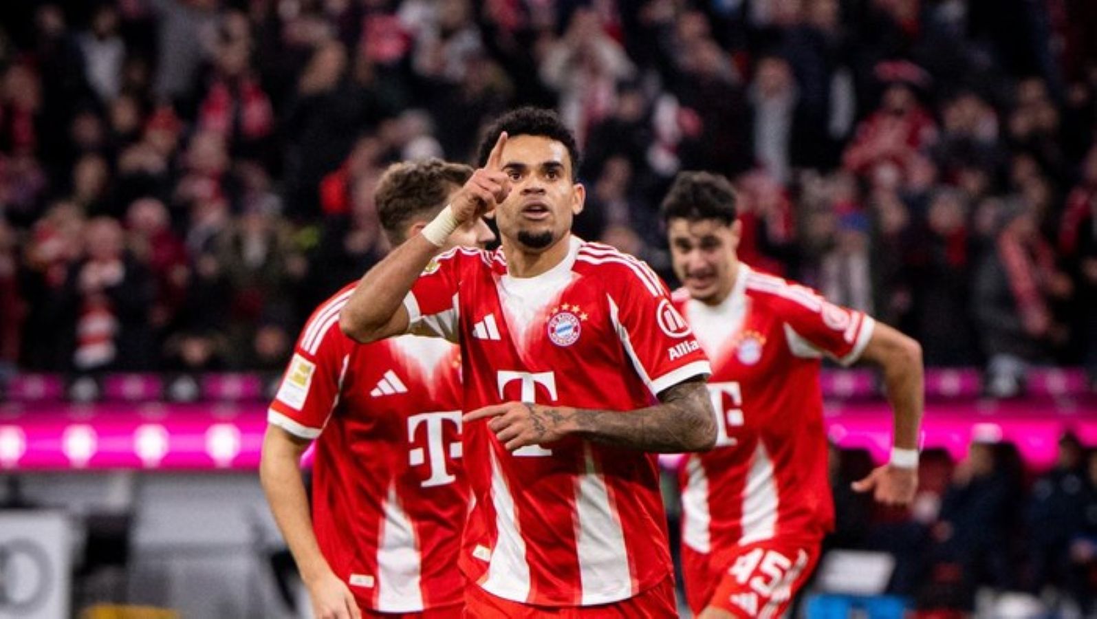 Luis D&iacute;az merayakan gol bersama Harry Kane saat Bayern Munich membantai Hoffenheim 5-1 di Allianz Arena.