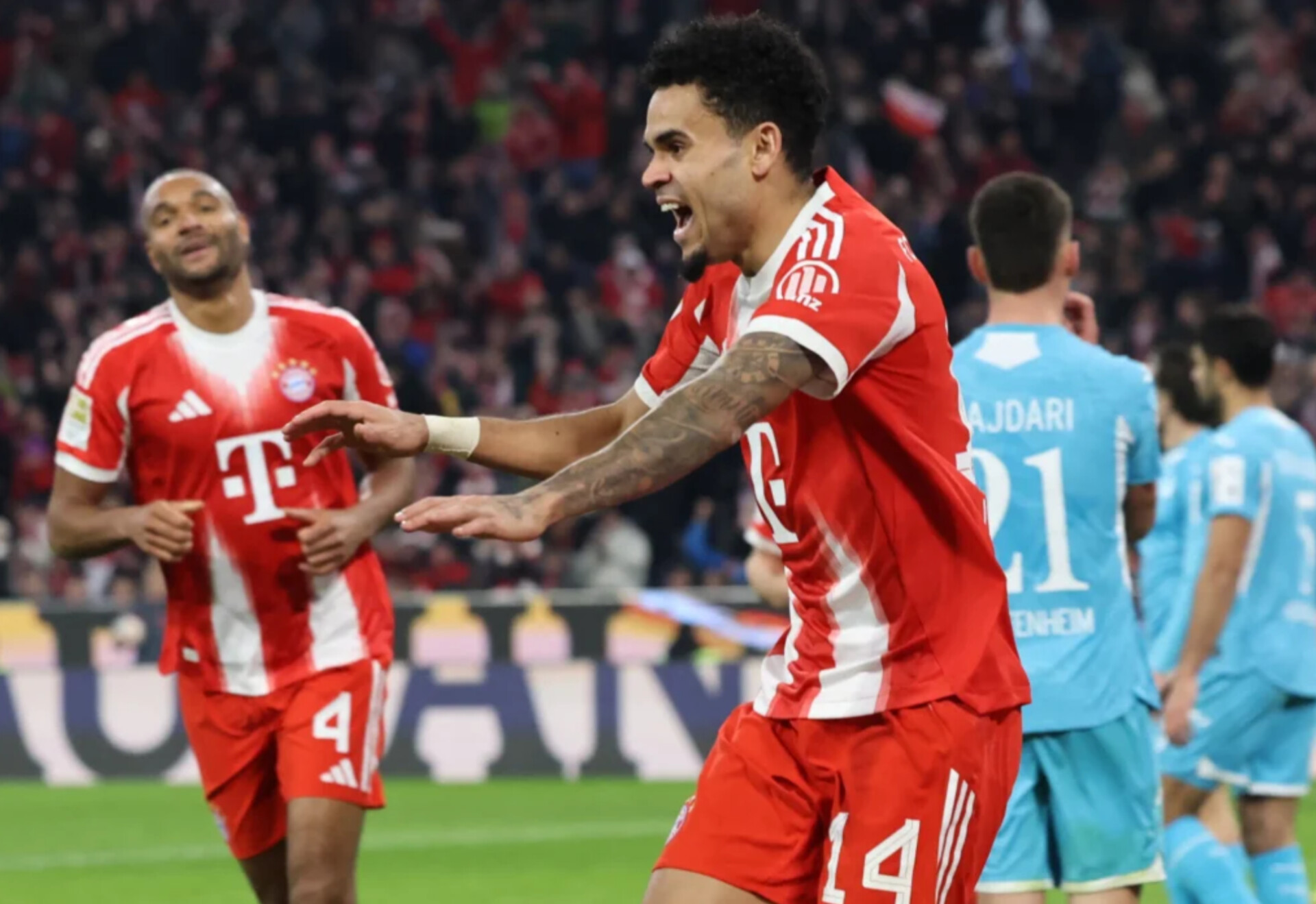 Luis Diaz merayakan golnya ke gawang Hoffenheim dalam laga Bundesliga antara Bayern Munich vs Hoffenheim di Allianz Arena.
