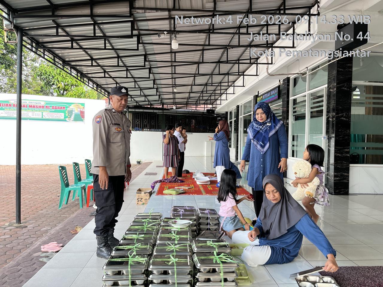 Pendistribusian Makan Bergizi Gratis (MBG) kepada balita, ibu hamil, dan ibu menyusui di Posyandu Kelurahan Bantan, Siantar Barat.