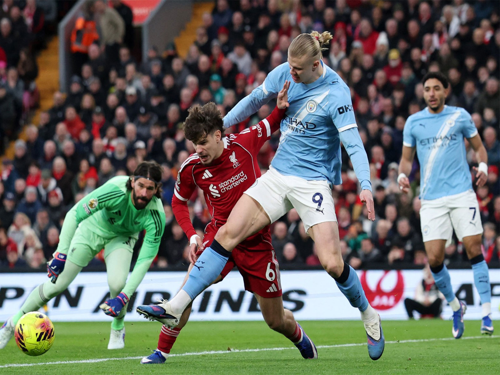 Erling Haaland mencetak gol Manchester City atas Liverpool di Stadion Anfield, Minggu (8/2/2026).