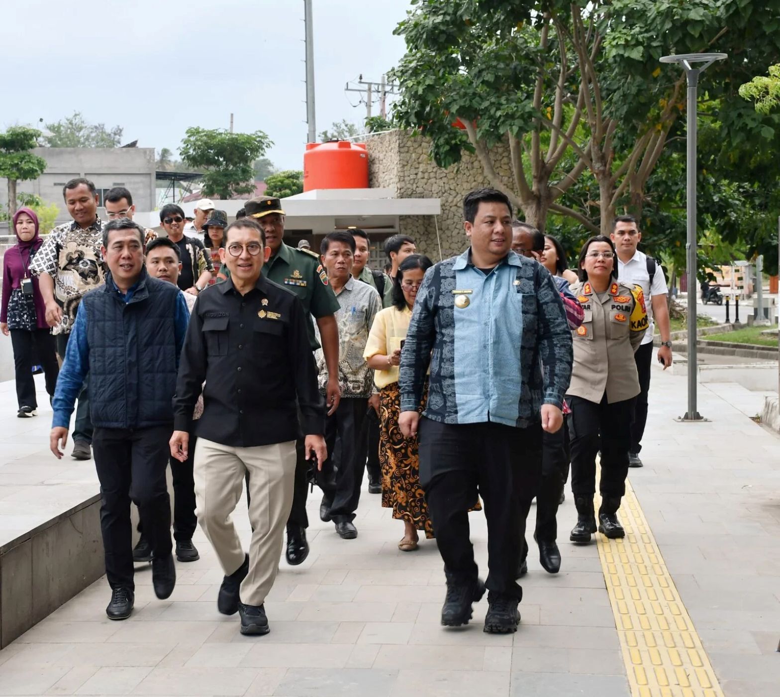 Menteri Kebudayaan Fadli Zon bersama Bupati Samosir Vandiko T. Gultom saat meninjau Cagar Budaya Huta Simarmata di Kabupaten Samosir.