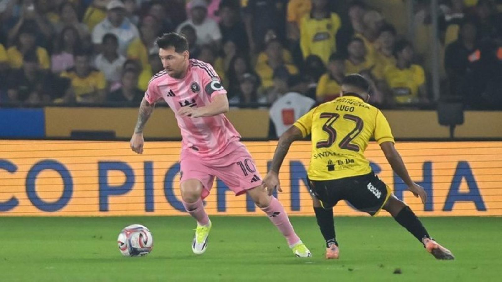 Lionel Messi mencetak gol ke gawang Barcelona SC saat Inter Miami menjalani laga uji coba di Guayaquil, Ekuador.