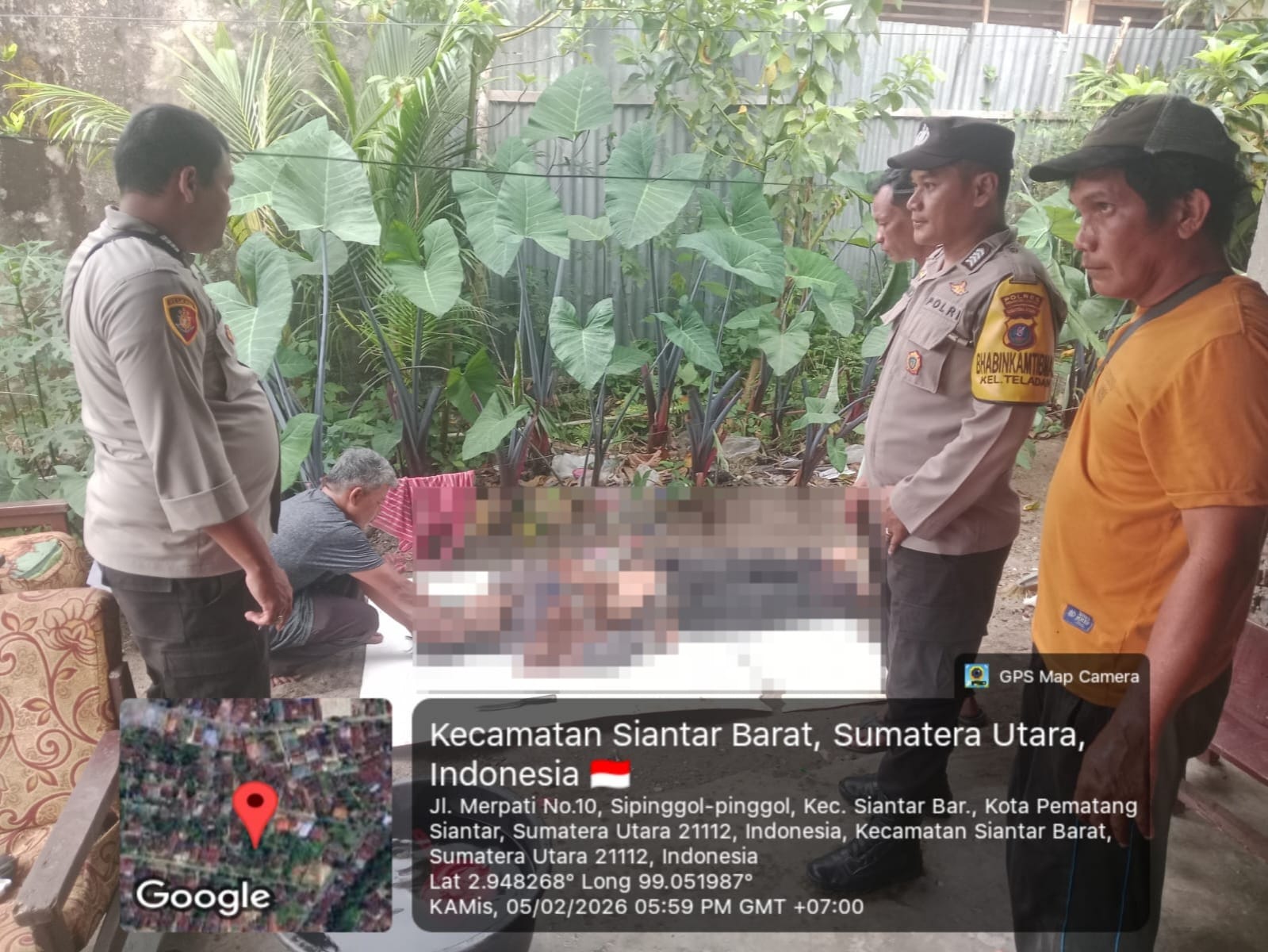 Petugas kepolisian mendatangi lokasi ditemukannya seorang pria ODGJ meninggal dunia di Jalan Enggang, Pematangsiantar.