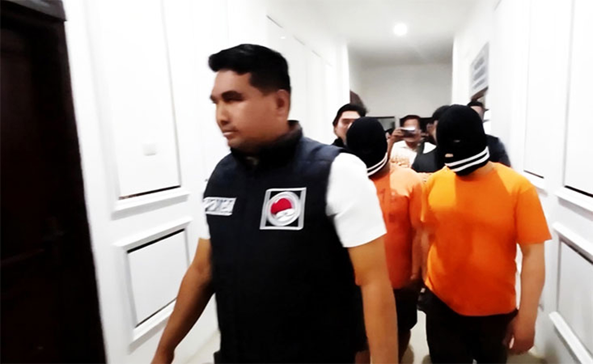 Oknum polisi bersama terduga bandar narkoba digiring ke Mapolres Tapanuli Selatan.