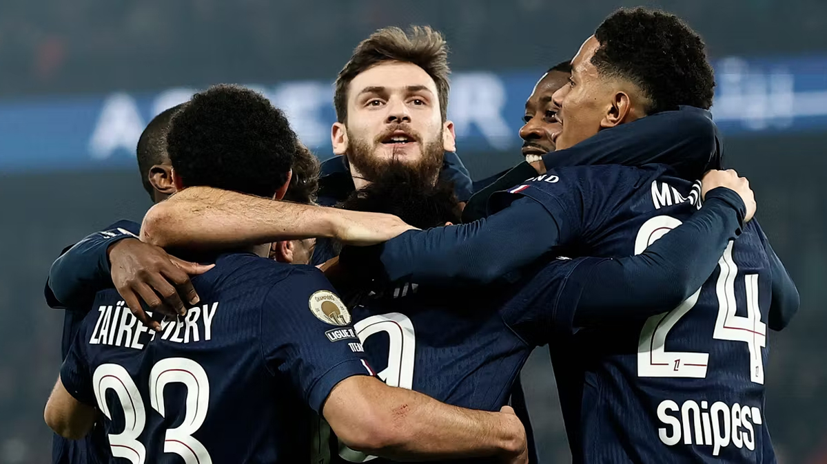 Pemain Paris Saint-Germain merayakan gol ke gawang Marseille dalam kemenangan telak 5-0 di Parc des Princes, Senin (9/2/2026).