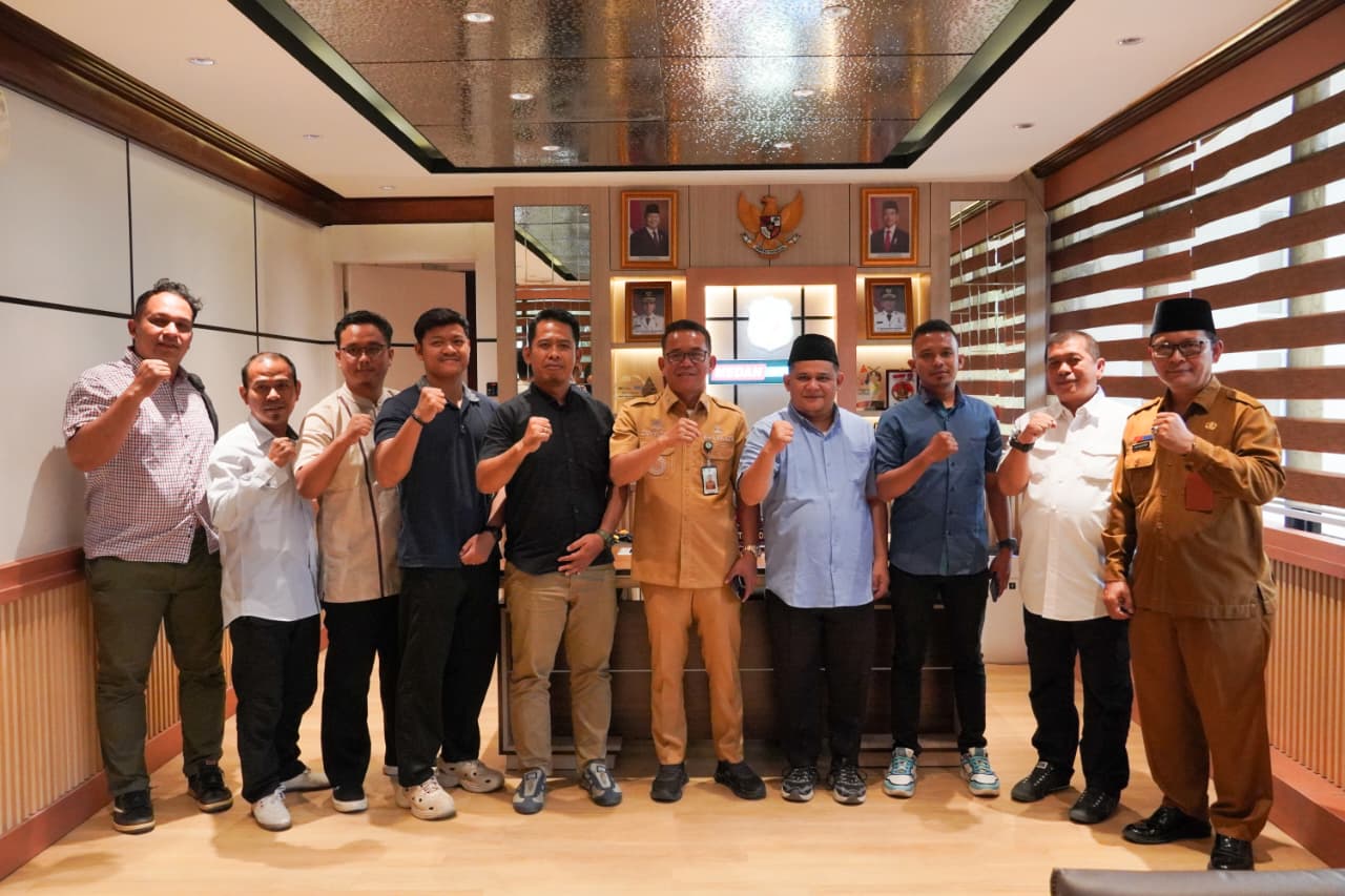 Wakil Wali Kota Medan H. Zakiyuddin Harahap foto bersama usai menerima audiensi panitia Pawai Obor Ramadhan 1447 H di Balai Kota Medan, Senin (9/2/2026).
