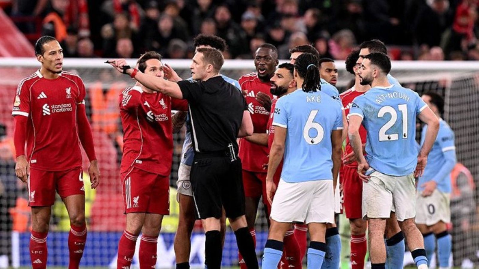 Pemain Liverpool tertunduk usai kalah dramatis 1-2 dari Manchester City pada laga Liga Inggris di Stadion Anfield.