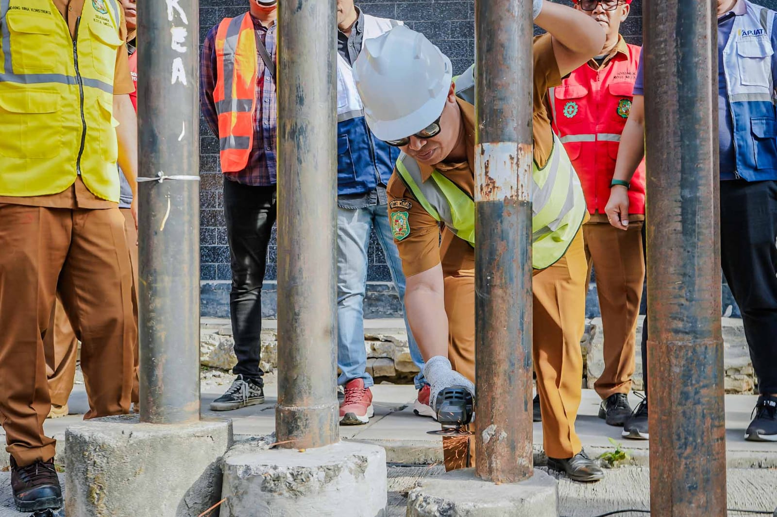 Pemotongan kabel secara simbolis menandai dimulainya penataan ruas Jalan Zainul Arifin dalam program Medan Rapi Tanpa Kabel (Merata).