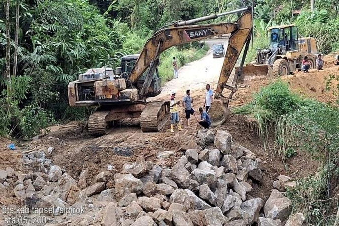 Penyerahan bantuan minyak kayu putih dan madu dari Perum Perhutani kepada pemerintah daerah untuk masyarakat terdampak bencana di Sibolga dan Tapteng.