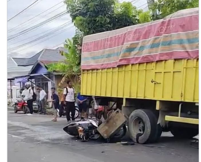 Kondisi sepeda motor pelajar yang ringsek usai menghantam truk barang yang terparkir di badan Jalan Sutan Muhammad Arief, Padangsidimpuan.
