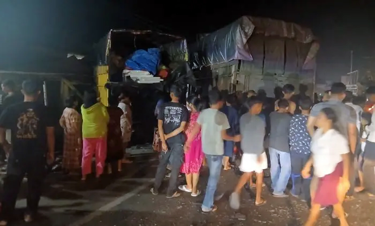 Suasana lokasi kejadian tabrakan beruntun di Jalan Medan Km 8, Simalungun, yang menewaskan seorang pengendara sepeda motor.
