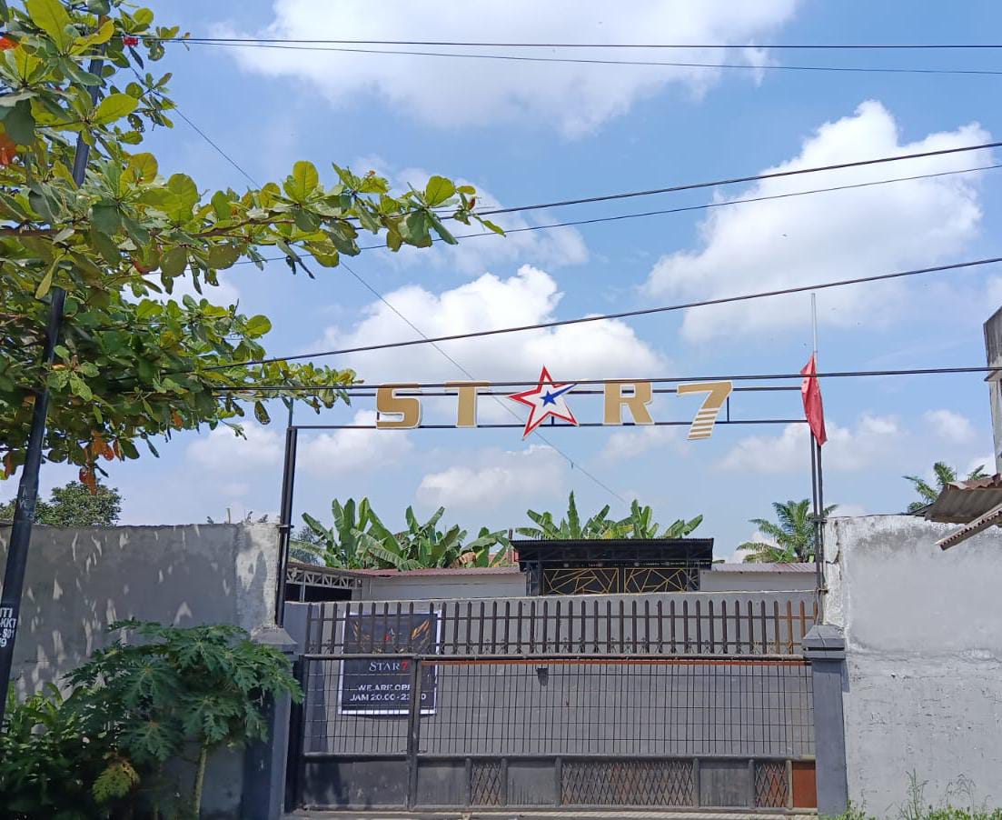 Tampak depan Star Seven (7) di Jalan Jenderal Ahmad Yani, Kisaran, yang terungkap hanya mengantongi izin rumah minumkafe.