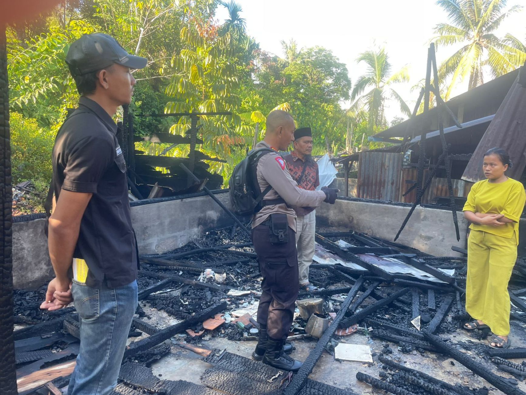 Tim Inafis Polres Tapanuli Tengah melakukan olah TKP kebakaran rumah di Desa Tapian Nauli I, Kecamatan Tapian Nauli.