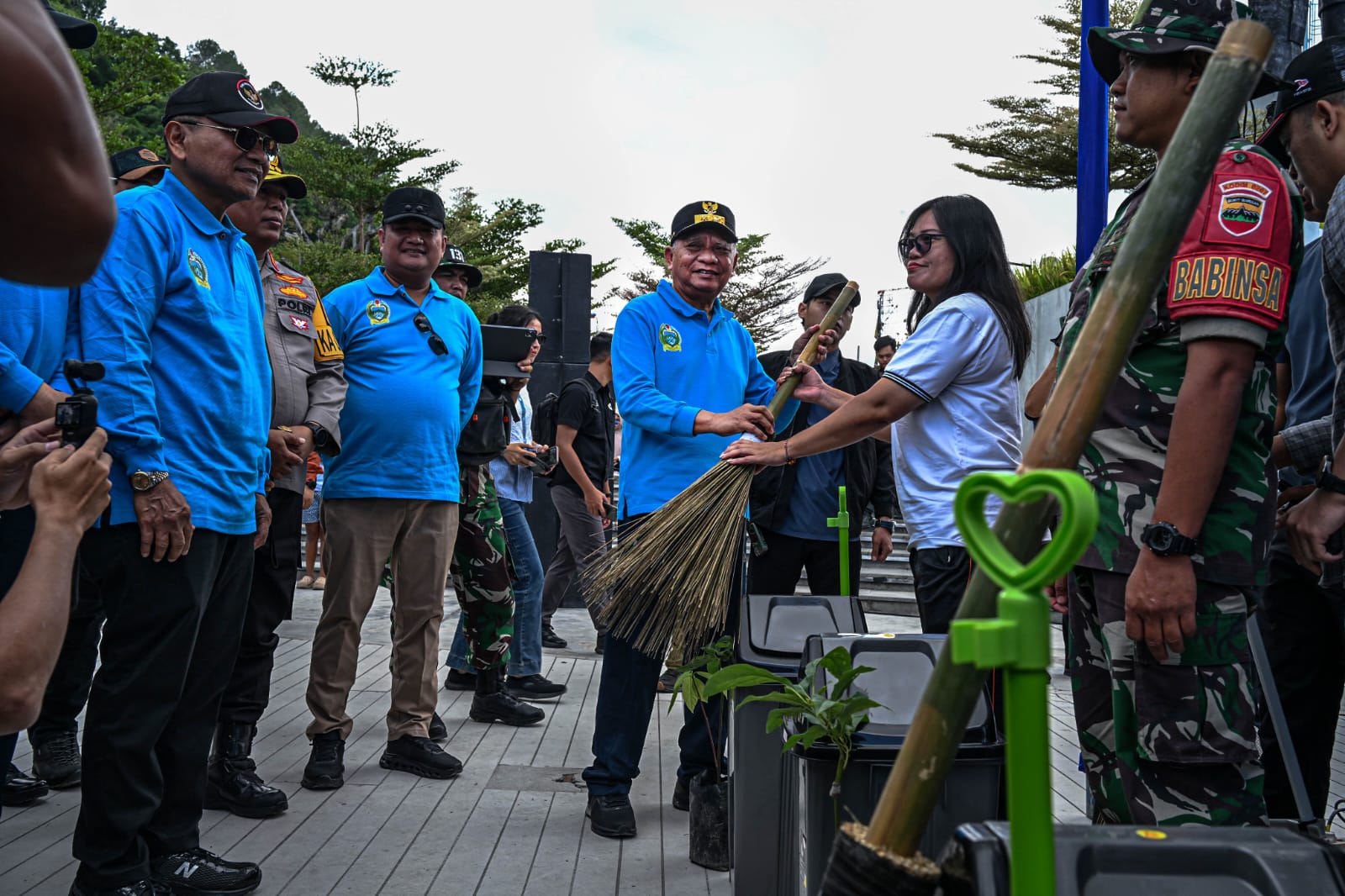 Wakil Gubernur Sumatera Utara Surya bersama Bupati Simalungun Anton Achmad Saragih memimpin aksi bersih massal sekaligus pencanangan Gerakan Indonesia ASRI di Pantai Bebas Parapat, Minggu (8/2/2026).