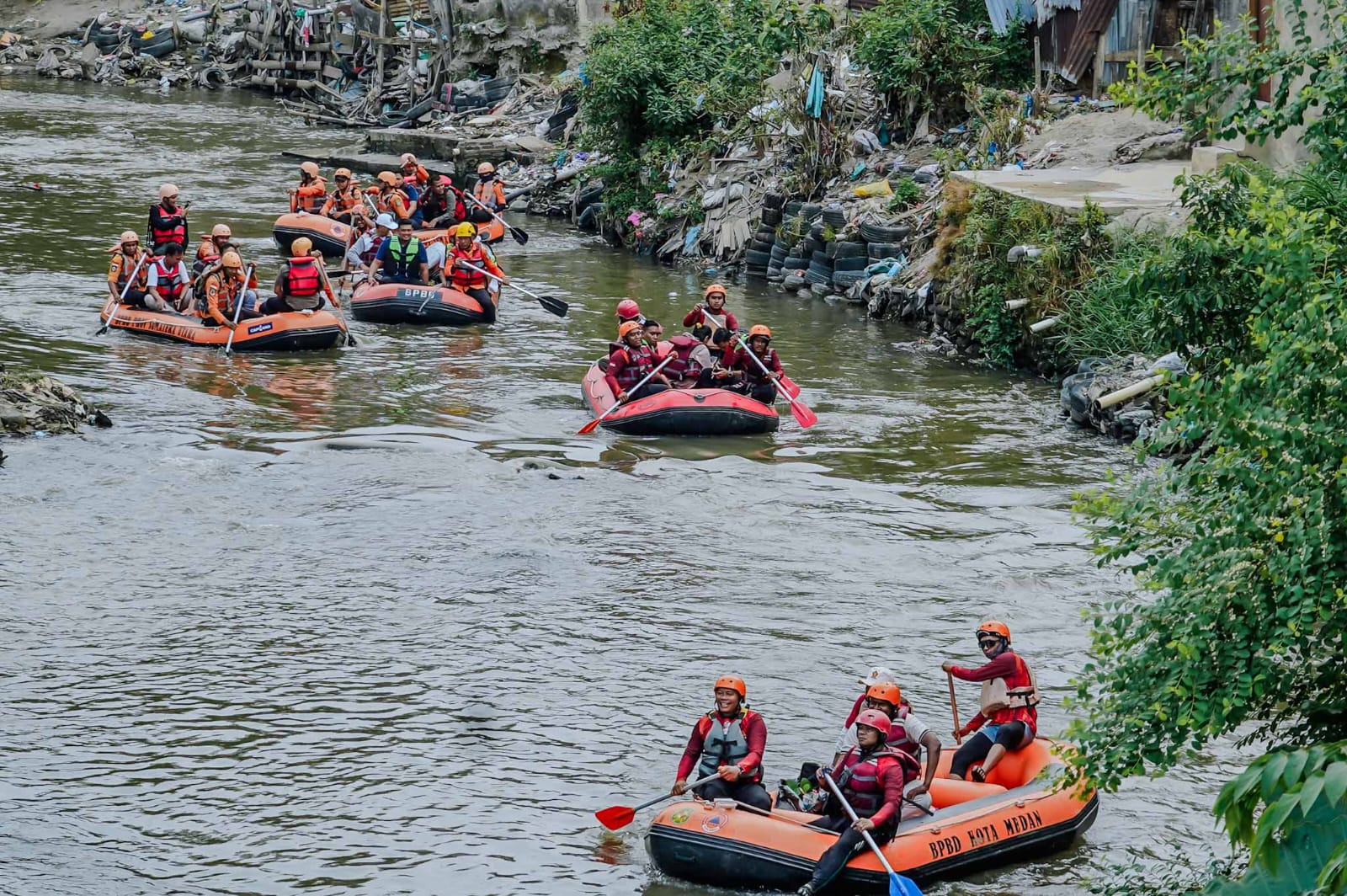 Wakil Wali Kota Medan Zakiyuddin Harahap bersama Gubernur Sumut Bobby Nasution mengikuti aksi bersih aliran Sungai Deli menggunakan perahu karet, Minggu (8/2/2026).