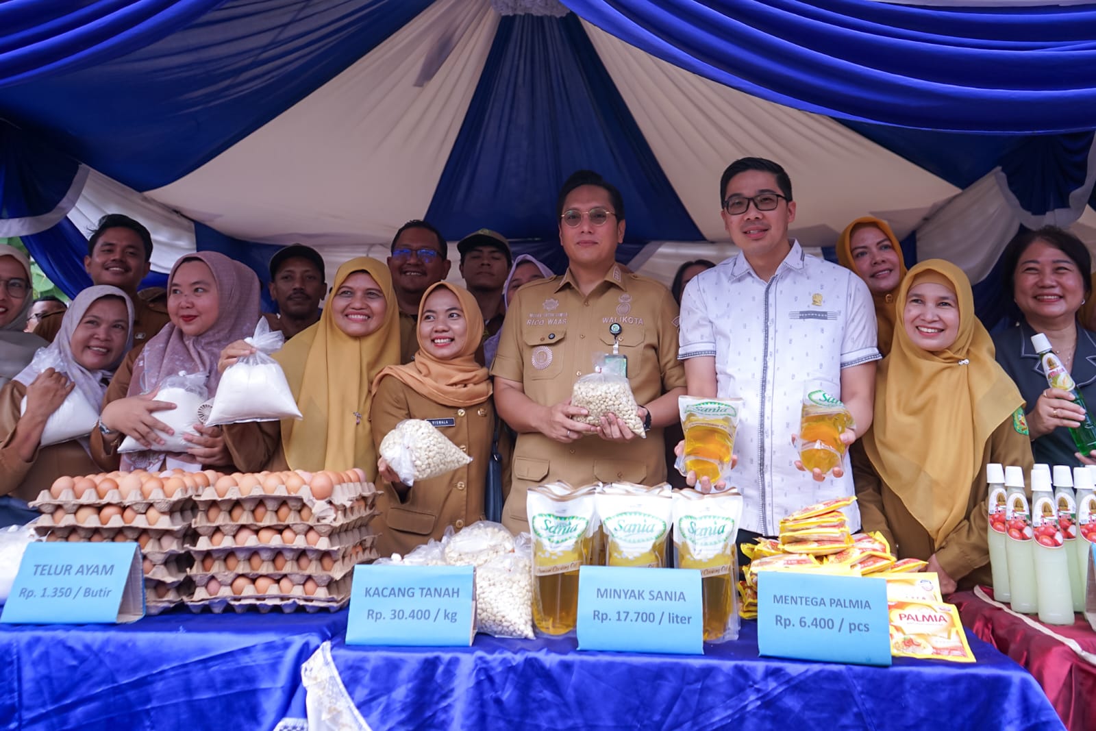 Wali Kota Medan Rico Tri Putra Bayu Waas membuka Pasar Murah Imlek 2577 Kongzili di Lapangan Barasokai, Medan Area, Senin (9/2/2026).