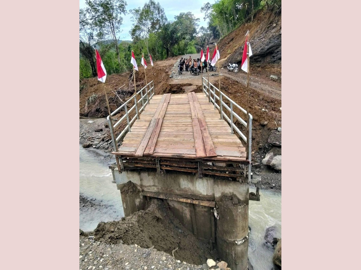 Sayap jembatan sementara Aek Sipoti di Humbahas amblas akibat hujan deras dan meningkatnya debit air sungai. Foto diambil sebelum perbaikan.