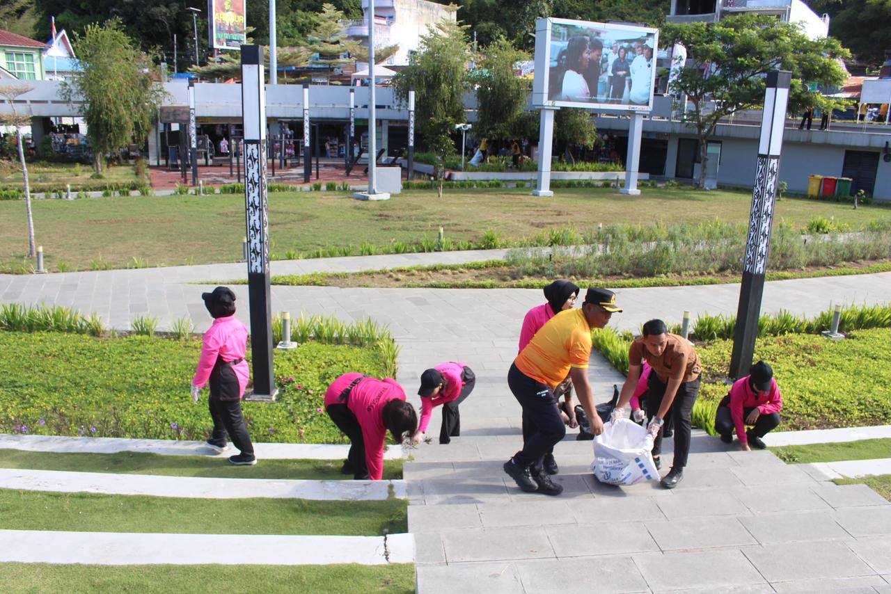 Kapolres Simalungun AKBP Marganda Aritonang memimpin aksi bersih-bersih kawasan wisata Pantai Bebas Parapat bersama personel gabungan dan Bhayangkari.