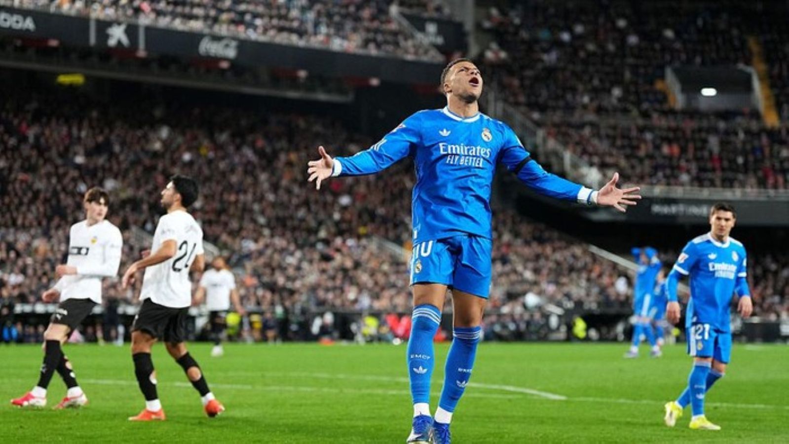 Kylian Mbappe merayakan gol yang membawa Real Madrid menang 2-0 atas Valencia di Mestalla.