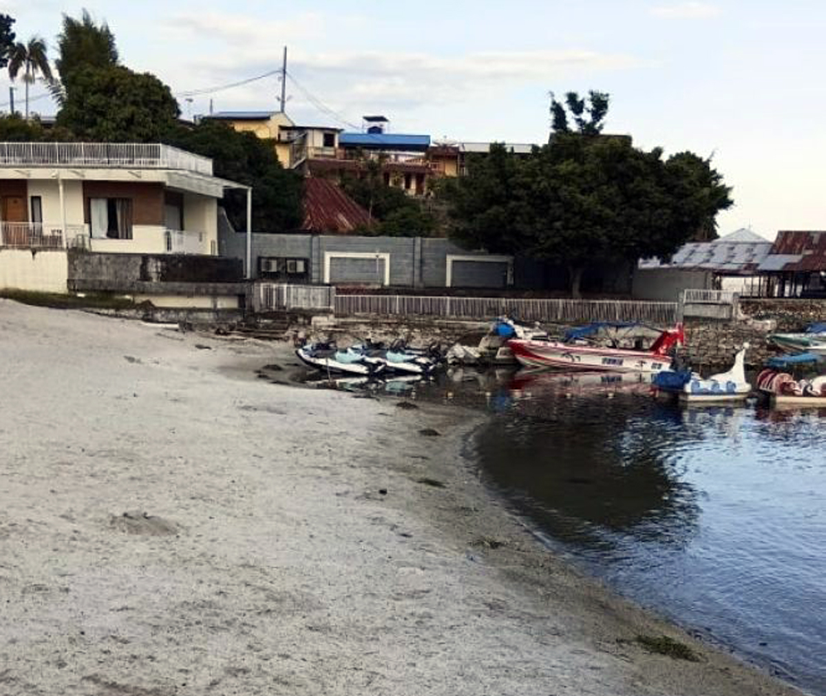 Kondisi permukaan air Danau Toba di Parapat terlihat menyusut hingga hampir satu meter, berdampak pada aktivitas wisata air dan tingkat hunian hotel.