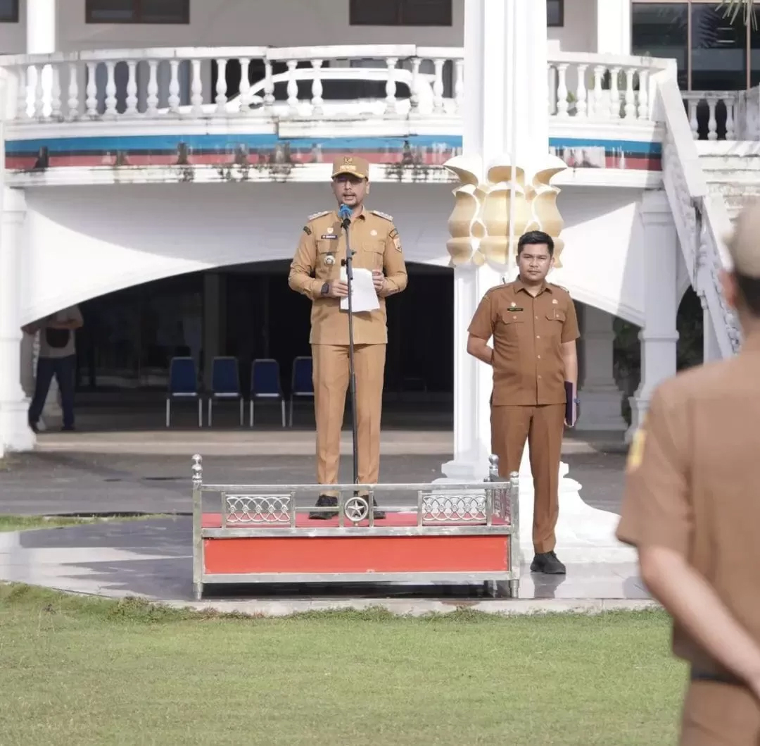 Bupati Labuhanbatu Selatan Fery Sahputra Simatupang saat memimpin apel gabungan ASN di Lapangan Apel Kantor Bupati Labusel.