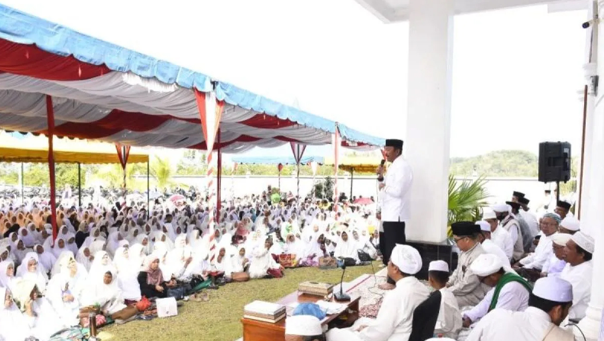 Bupati Mandailing Natal Saipullah Nasution menyampaikan arahan program pertanian unggulan saat Pengajian Puncak Barokah di Bukit Malintang.