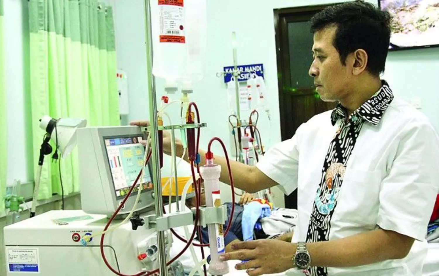 Dokter sedang memeriksa kondisi pasien. Direktur Utama BPJS Kesehatan Ali Ghufron Mukti mengatakan RS wajib melayani pasien darurat.