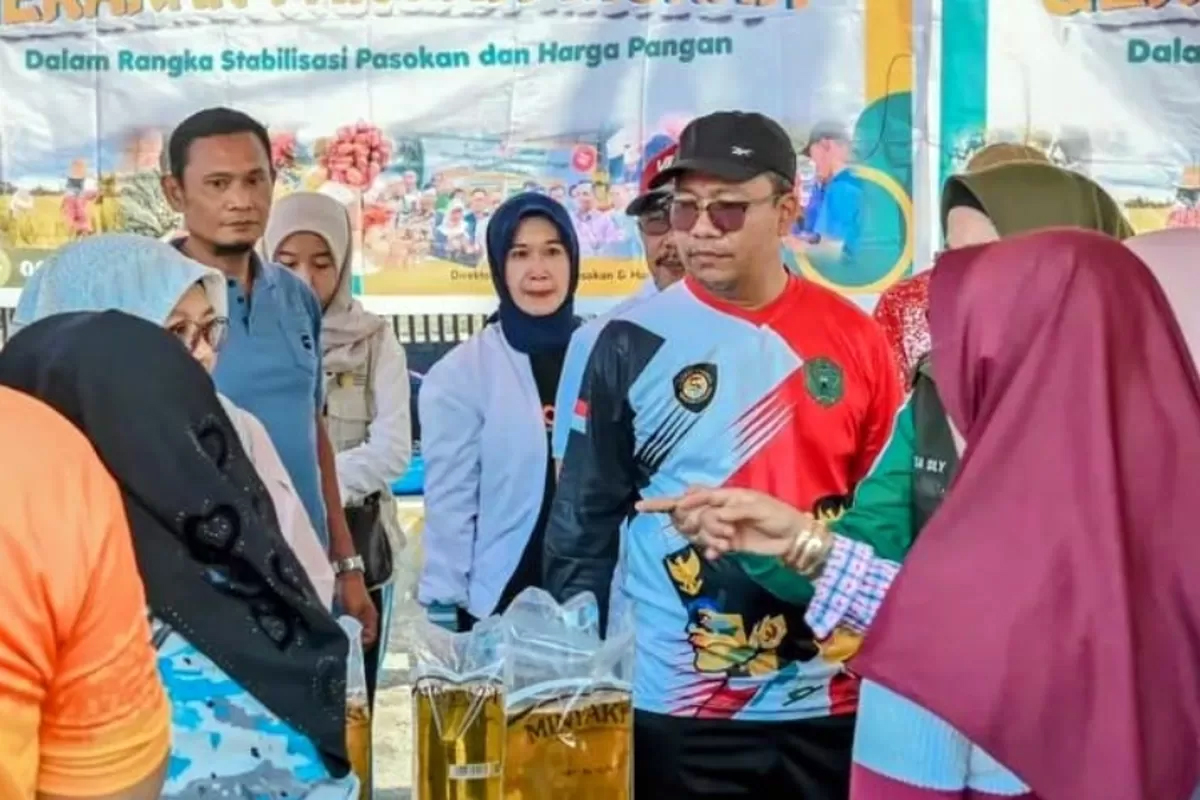 Plt Sekdako Padangsidimpuan H. Rahmat Marzuki Nasution meninjau pelaksanaan Gerakan Pangan Murah di Padangsidimpuan Utara.