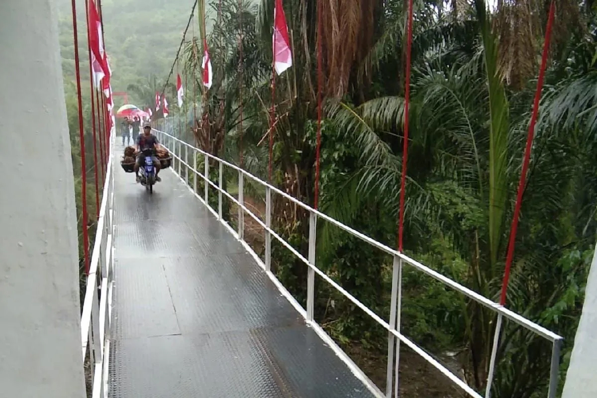 Jembatan gantung penghubung antarwilayah di Desa Rondaman, Paluta, yang telah direhabilitasi Satgas Kodam IBukit Barisan.