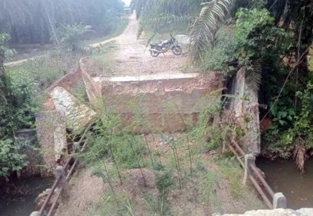Kondisi jembatan penghubung Desa Ujung Batu Aliaga V yang mengalami amblas.