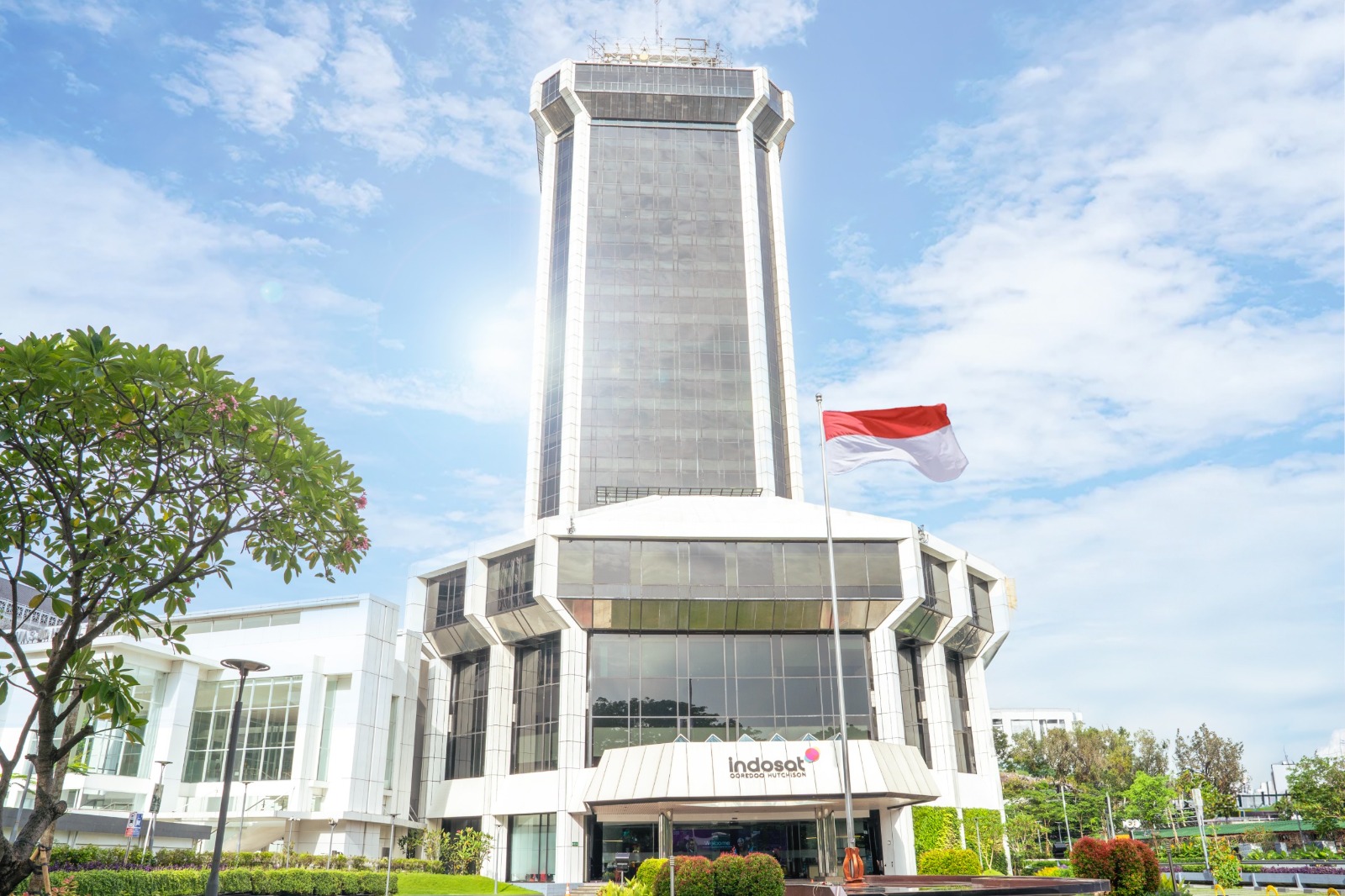 Kantor Indosat Ooredoo Hutchison. Indosat mencatat laba bersih Rp5,5 triliun dan pertumbuhan ARPU berkat strategi berbasis AI