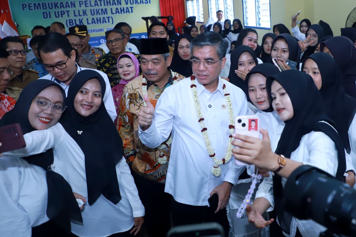 Menteri Ketenagakerjaan Yassierli membuka Pelatihan Berbasis Kompetensi (PBK) di BLK Lahat, Senin (9/2/2026).