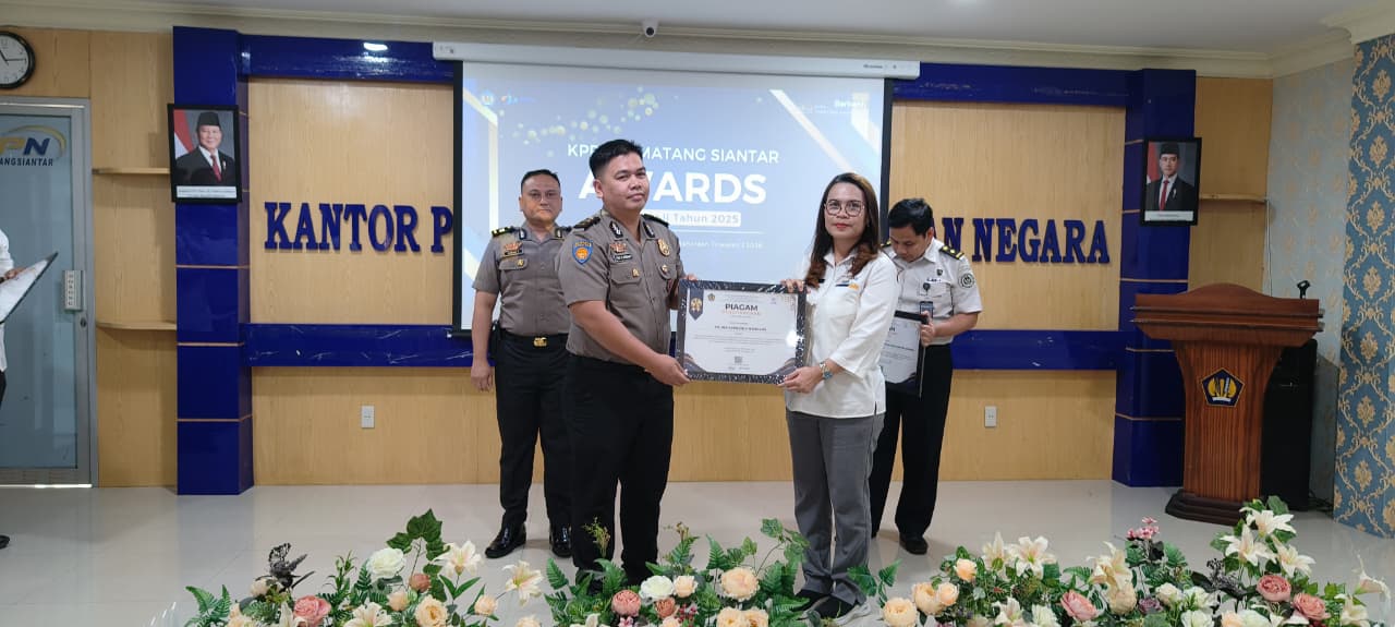 Polres Simalungun menerima penghargaan dari KPPN Pematangsiantar.