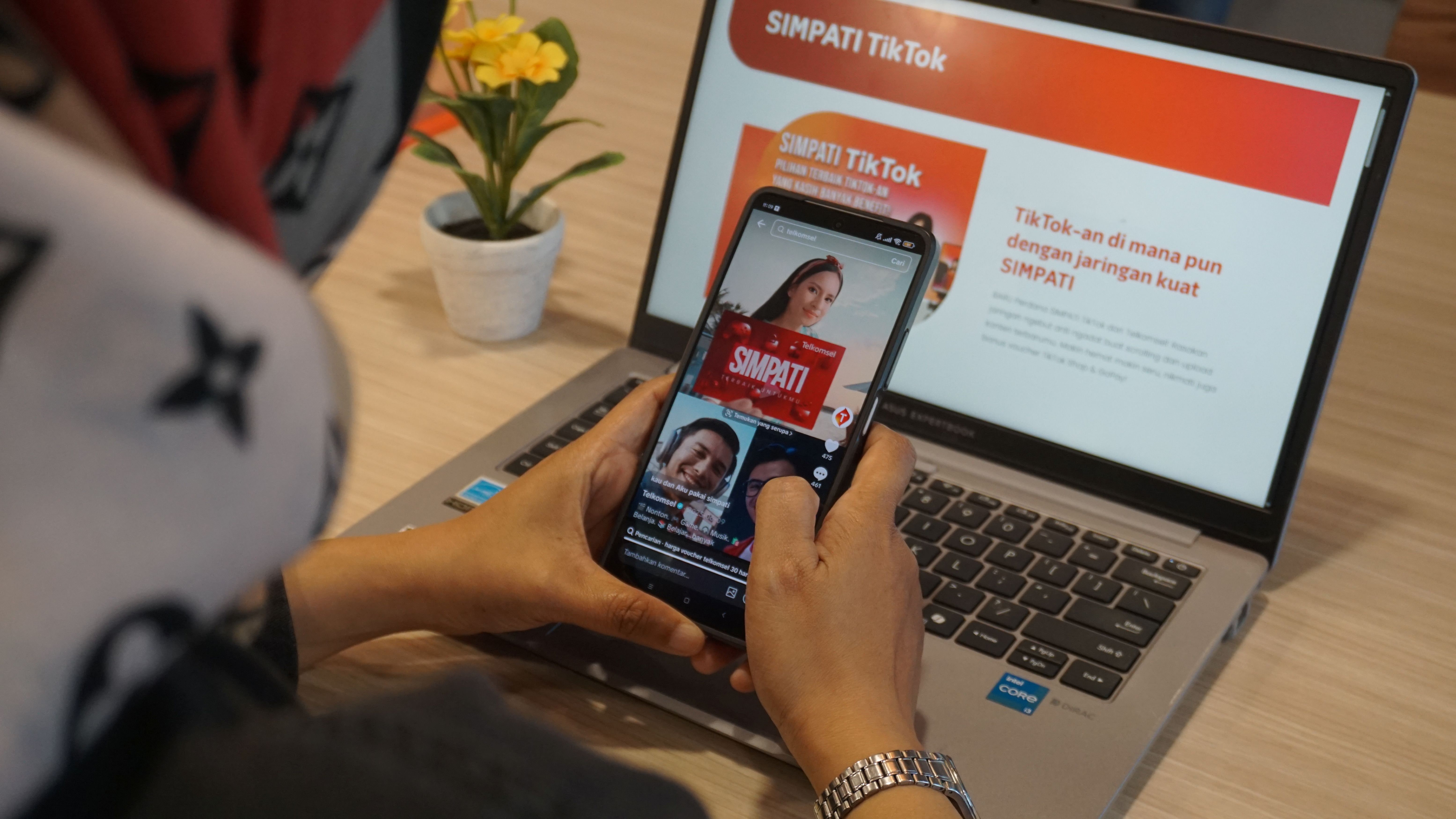 Telkomsel menghadirkan SIMPATI TikTok, paket internet khusus untuk pelanggan yang gemar nonton atau bikin konten di TikTok.