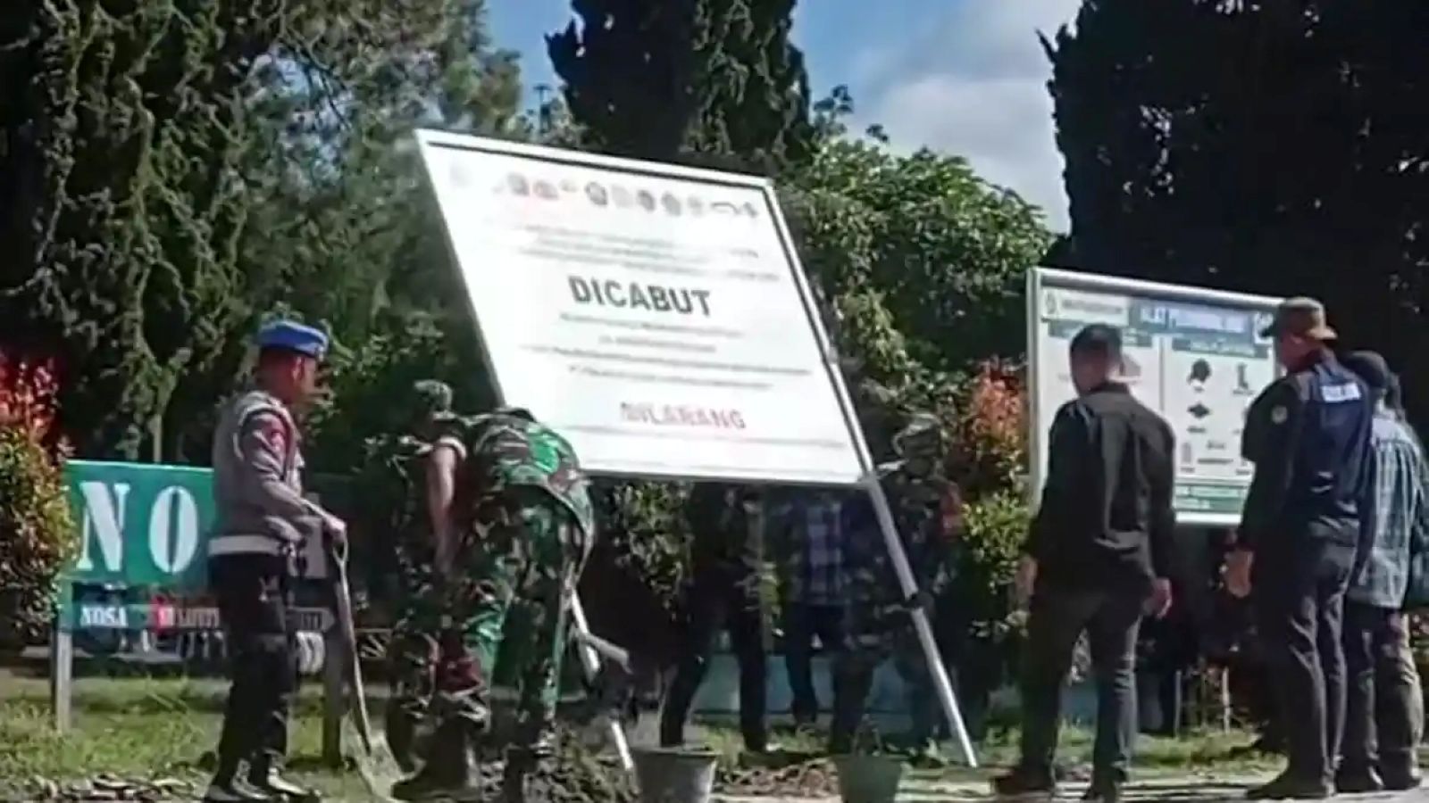 Satgas Penertiban Kawasan Hutan dan Pertambangan (PKH) memasang plang pencabutan izin konsesi PT Toba Pulp Lestari seluas 167.912 hektare di kawasan Danau Toba, Sumut.
