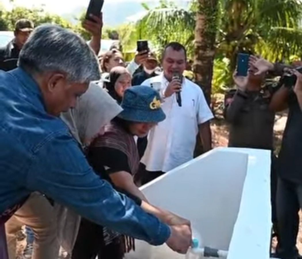 Sekretaris Daerah Kabupaten Tapteng Binsar TH Sitanggang meresmikan pembangunan sarana air bersih hasil donasi Yayasan Edro Cahaya Kasih, Sabtu (722026).