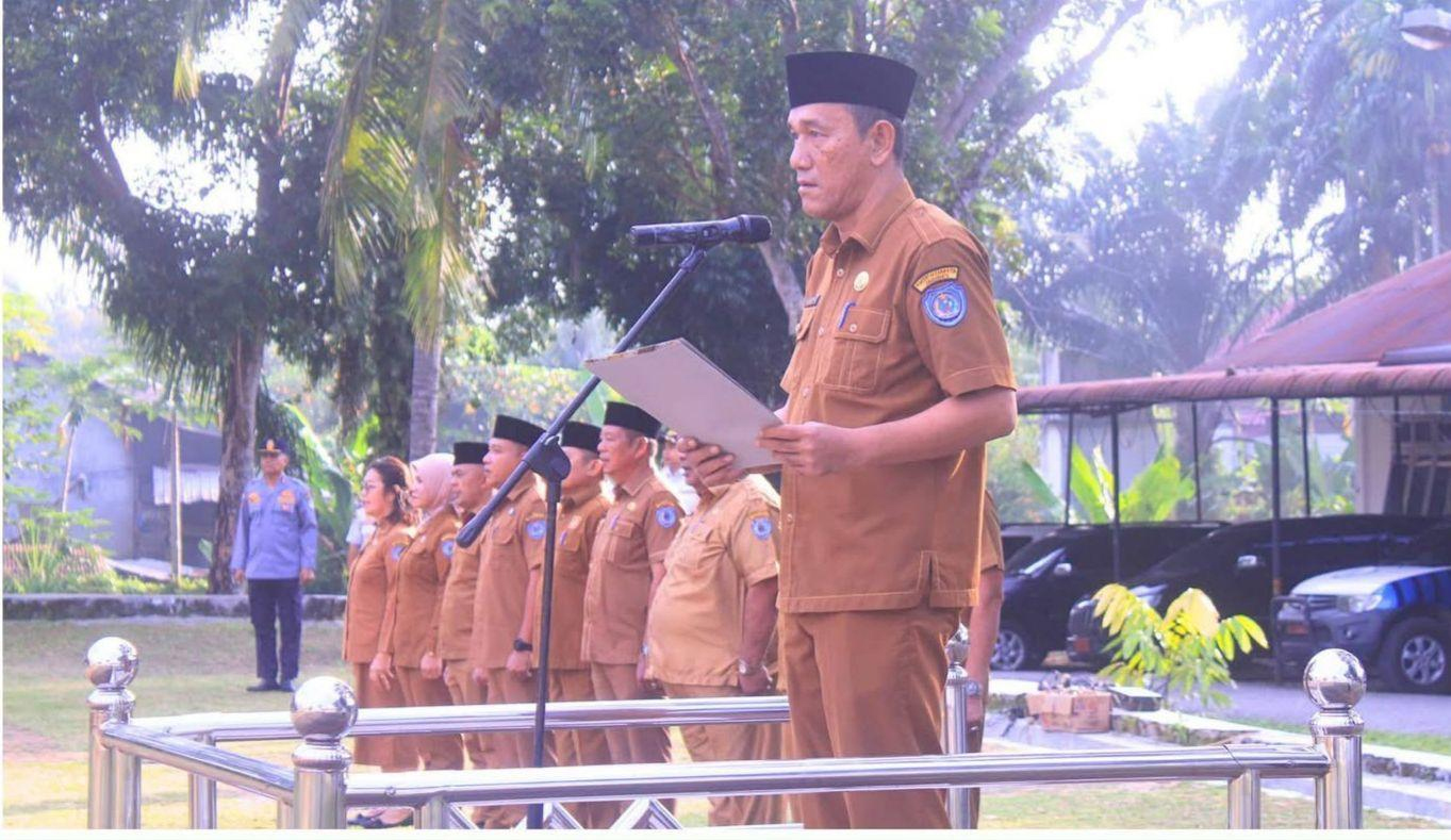 Staf Ahli Bupati Labuhanbatu M. Rizaldi Rambe saat memimpin Apel Gabungan Kelompok I di Lapangan BKPP.