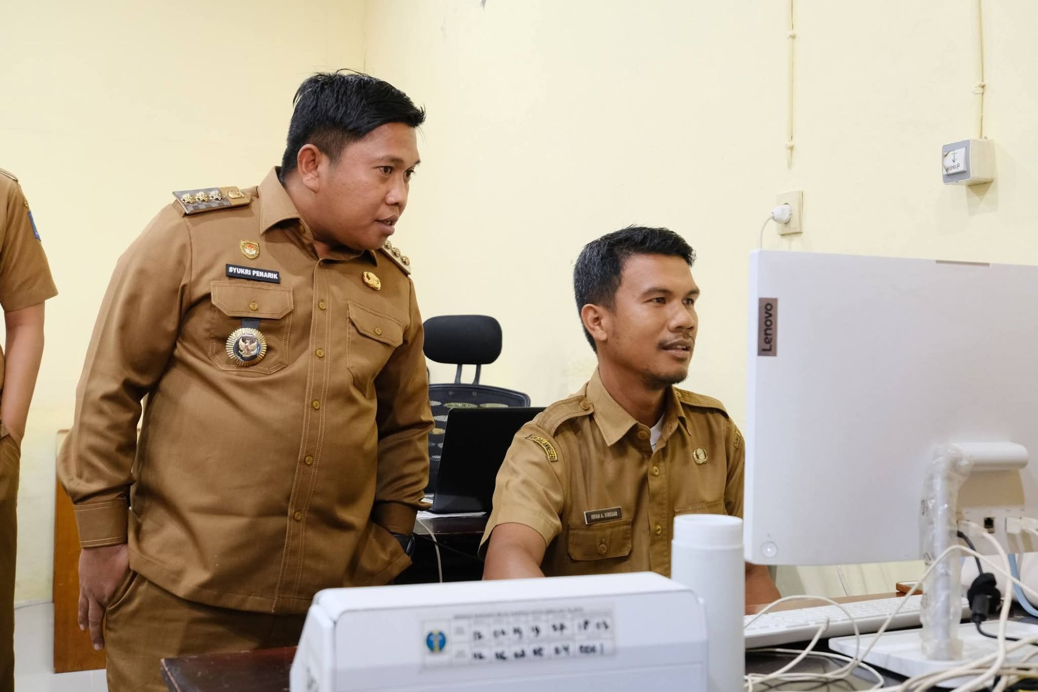 Wali Kota Sibolga Akhmad Syukri Nazry Penarik melakukan inspeksi mendadak dan pengecekan absensi ASN usai memimpin apel pagi di Kantor Camat Sibolga Selatan.