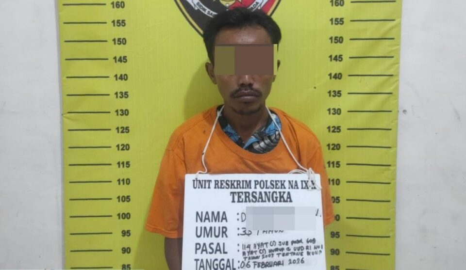 Tersangka kasus kepemilikan narkotika jenis sabu yang diamankan Tim Unit Reskrim Polsek NA IX-X, Polres Labuhanbatu.