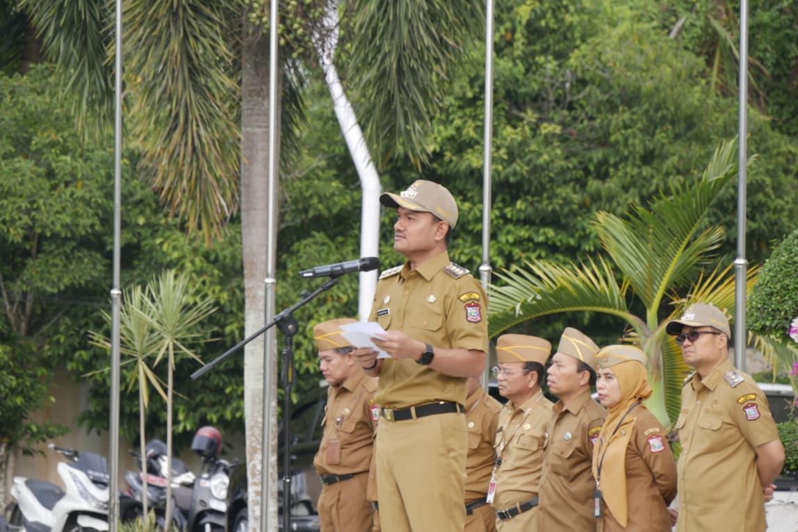 Wali Kota Tanjungbalai Mahyaruddin Salim saat memimpin Apel Pagi ASN di halaman Kantor Wali Kota.