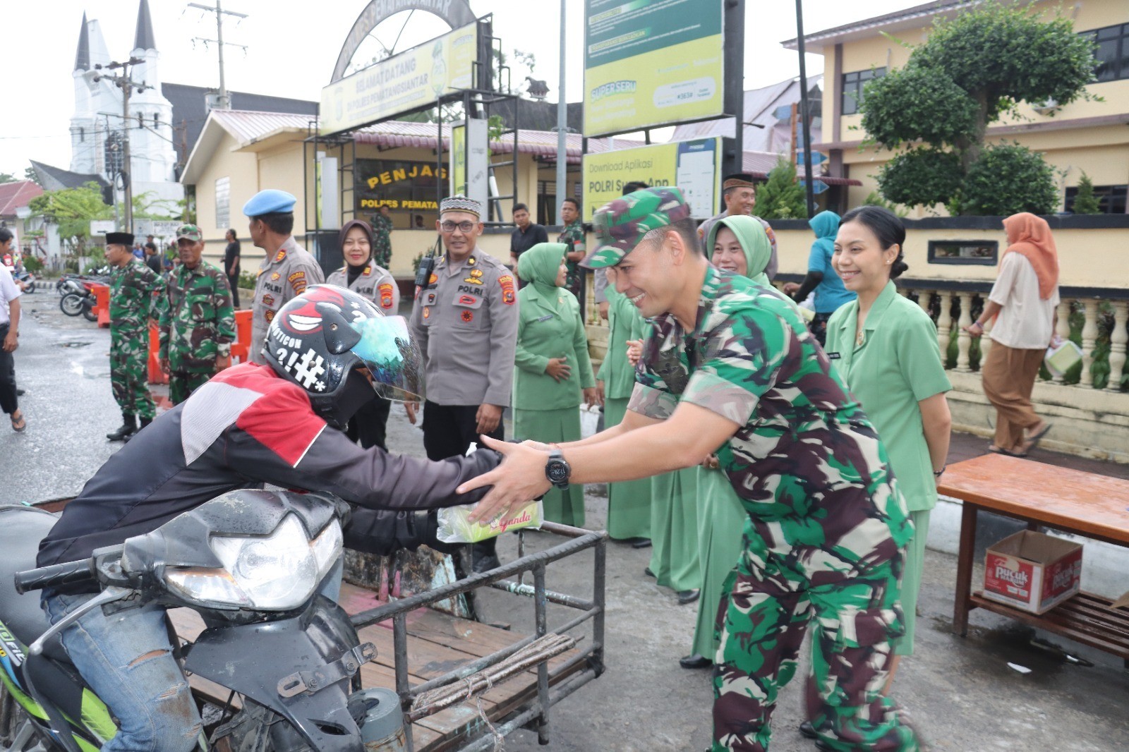 Kapolres Pematangsiantar bersama Dandim 0207/Simalungun membagikan takjil kepada pengendara di depan Mapolres Pematangsiantar, Kamis (26/2).