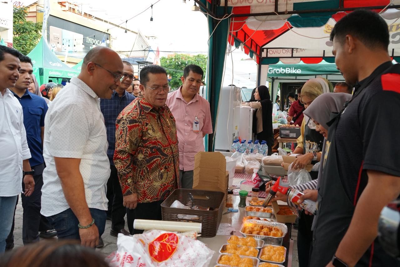 Wali Kota Pematangsiantar Wesly Silalahi meninjau stand Wisata Takjil Ramadan Kampung QRIS Bank Sumut di Jalan Merdeka.