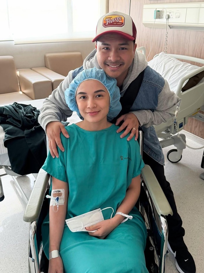 Chelsea Olivia berpose bersama Glenn Alinskie usai menjalani empat prosedur medis di Malaysia, kondisi dilaporkan stabil dan terus membaik.