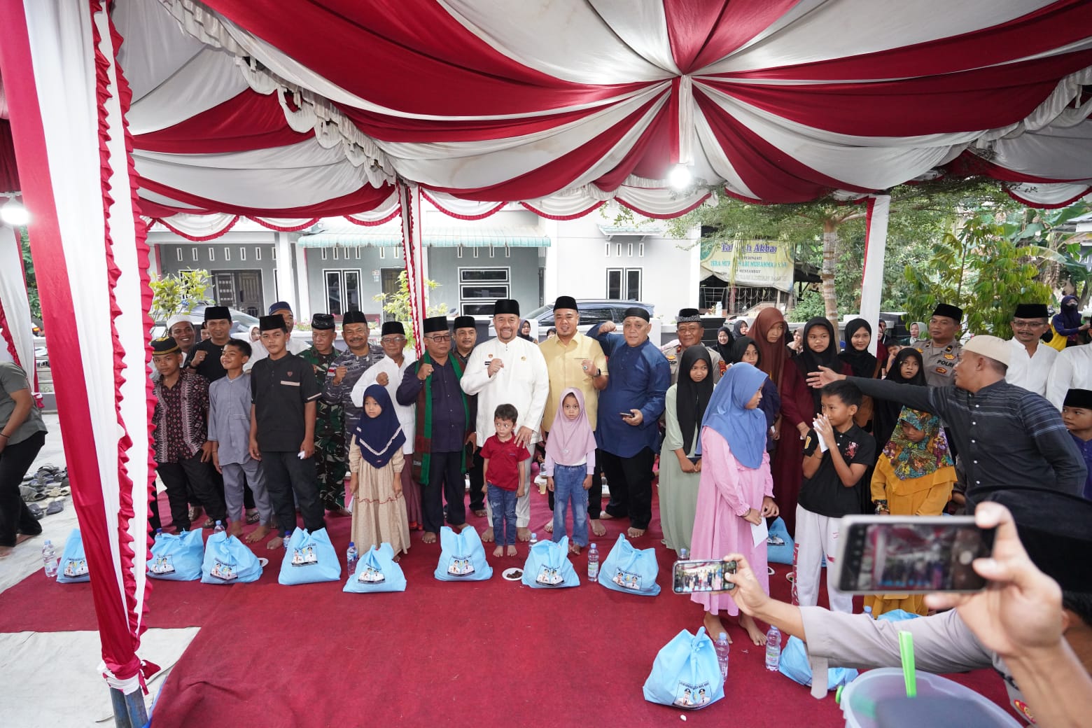 Bupati Batu Bara H. Baharuddin Siagian, bersama Wakil Bupati Batu Bara Syafrizal, safari Ramadhan di Desa Bangun Sari di Masjid Al-Amin, Desa Bangun Sari.