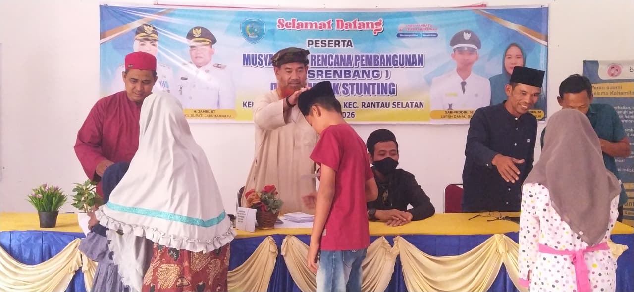 Pengurus Infaq Pasar Gelugur Rantauprapat saat memberikan santunan kepada anak yatim di kantor Kelurahan Danau Balai.