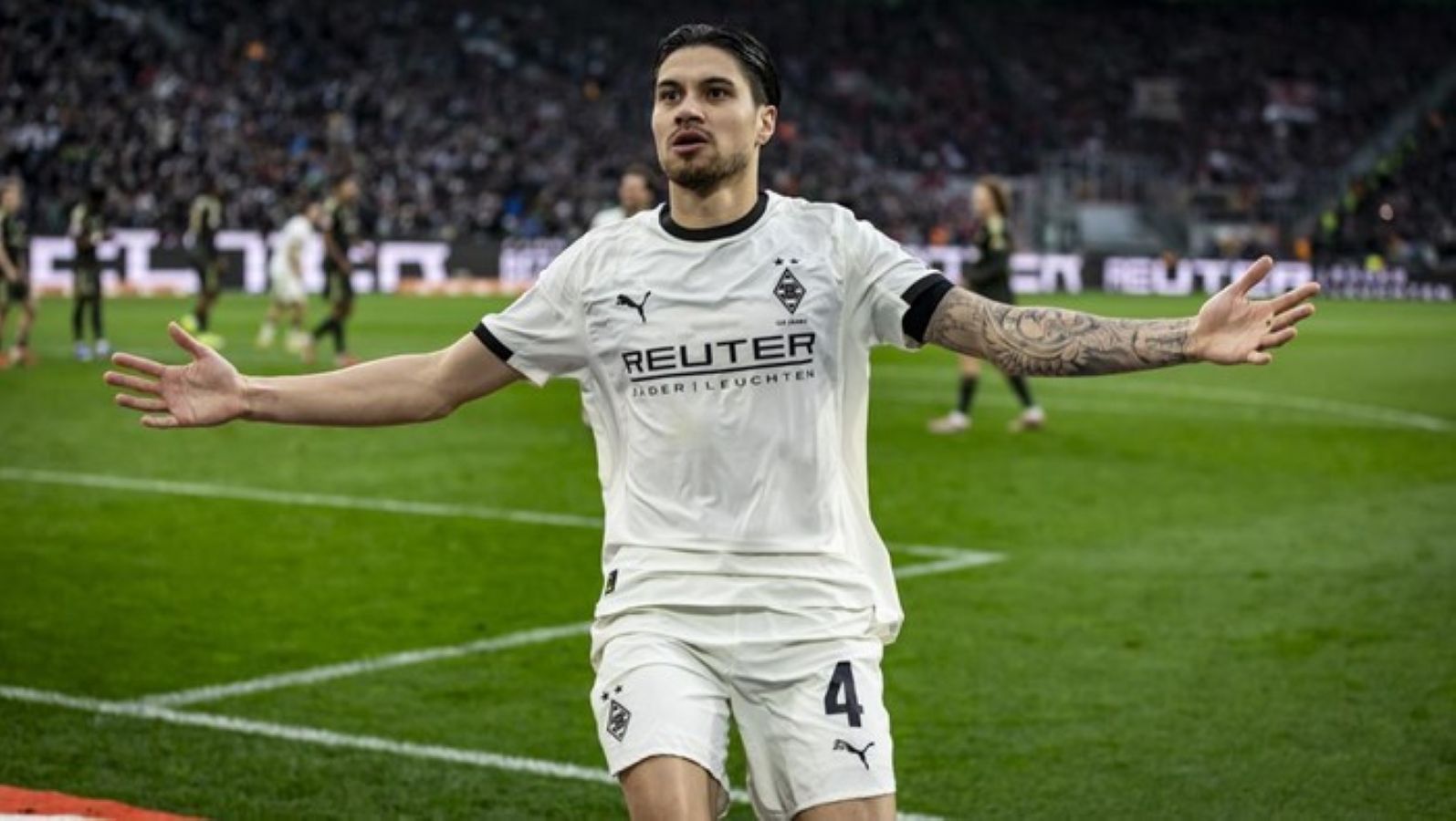 Kevin Diks merayakan gol penalti yang memastikan kemenangan Borussia M&ouml;nchengladbach atas Union Berlin di Bundesliga 2025/2026. 