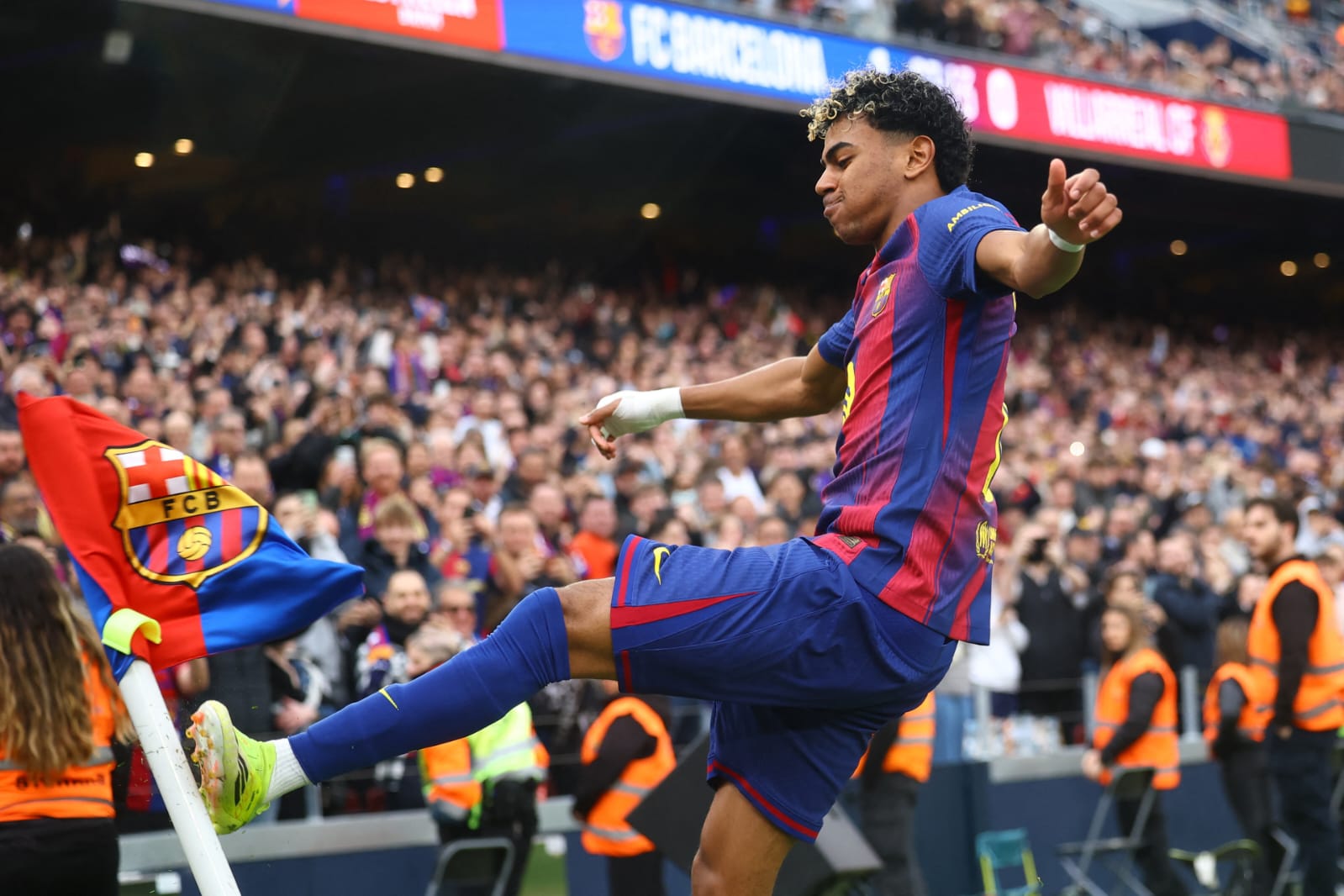 Lamine Yamal merayakan salah satu golnya saat Barcelona menang 4-1 atas Villarreal dalam lanjutan LaLiga di Camp Nou, Sabtu (28/2/2026) malam WIB.