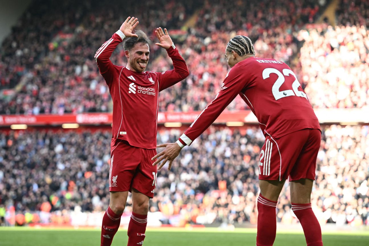 Para pemain Liverpool merayakan kemenangan 5-2 atas West Ham United di Anfield dalam lanjutan Premier League.