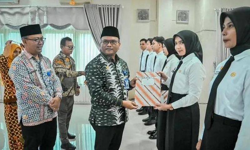 Wali Kota H. Letnan Dalimunthe didampingi Sekda Kota Psp, Asisten dan Kadishub menyerahkan SK CPNS kepada para alumni STTD.