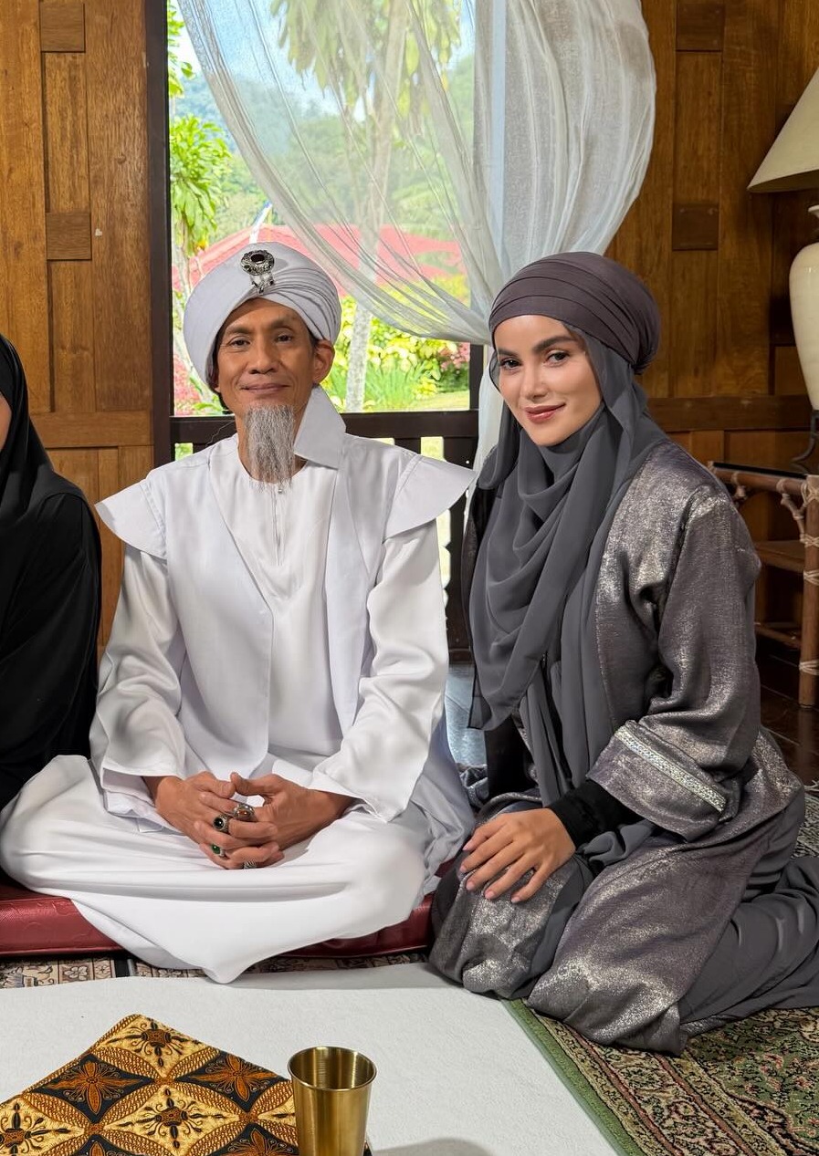 Olla Ramlan saat berbagi pengalaman syuting Walid Season 2 di pedalaman Malaysia dengan fasilitas penginapan terbatas.